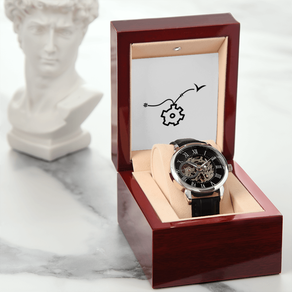 Montre ajourée avec boite en acajou personnalisée