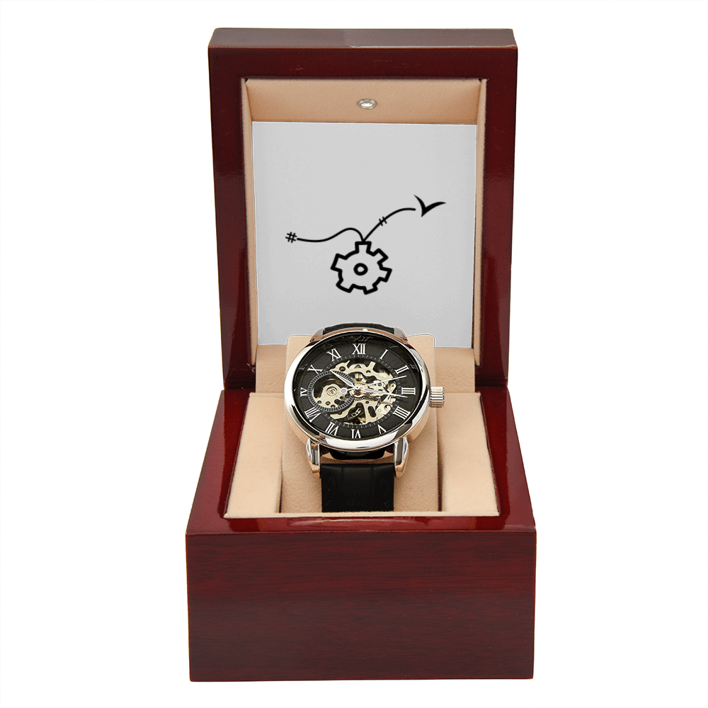 Montre ajourée avec boite en acajou personnalisée