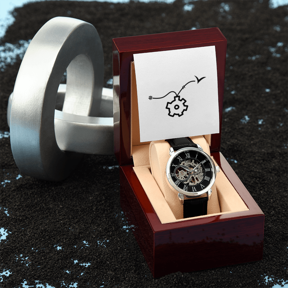 Montre ajourée avec boite en acajou personnalisée