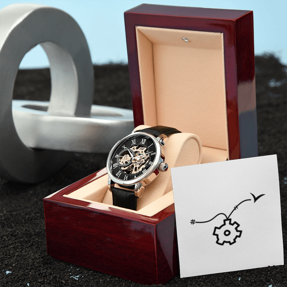 Montre ajourée avec boite en acajou personnalisée